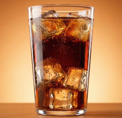 晶源食用冰添加可乐或者果汁啤酒做成不同口味冷饮